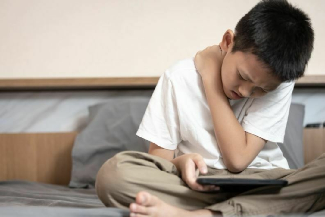 Educazione bambino ad una corretta postura