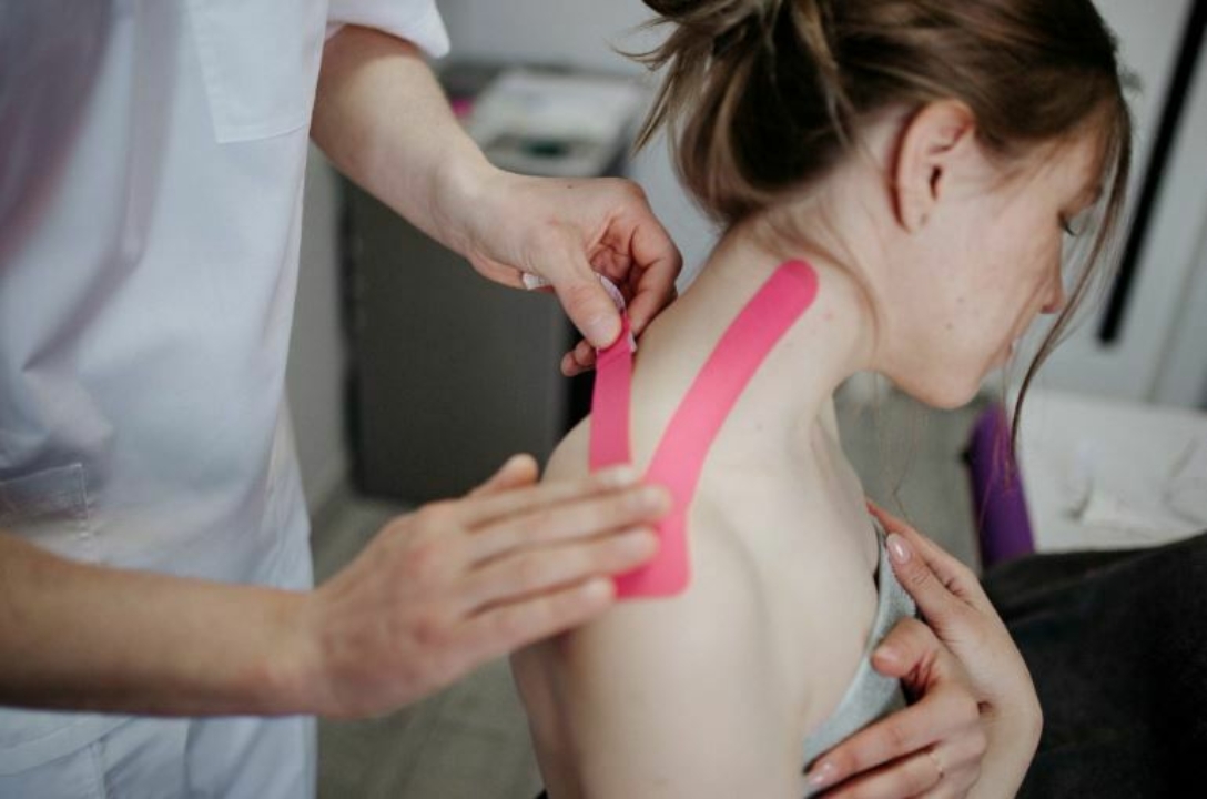 Bendaggio taping per riabilitazione sportiva